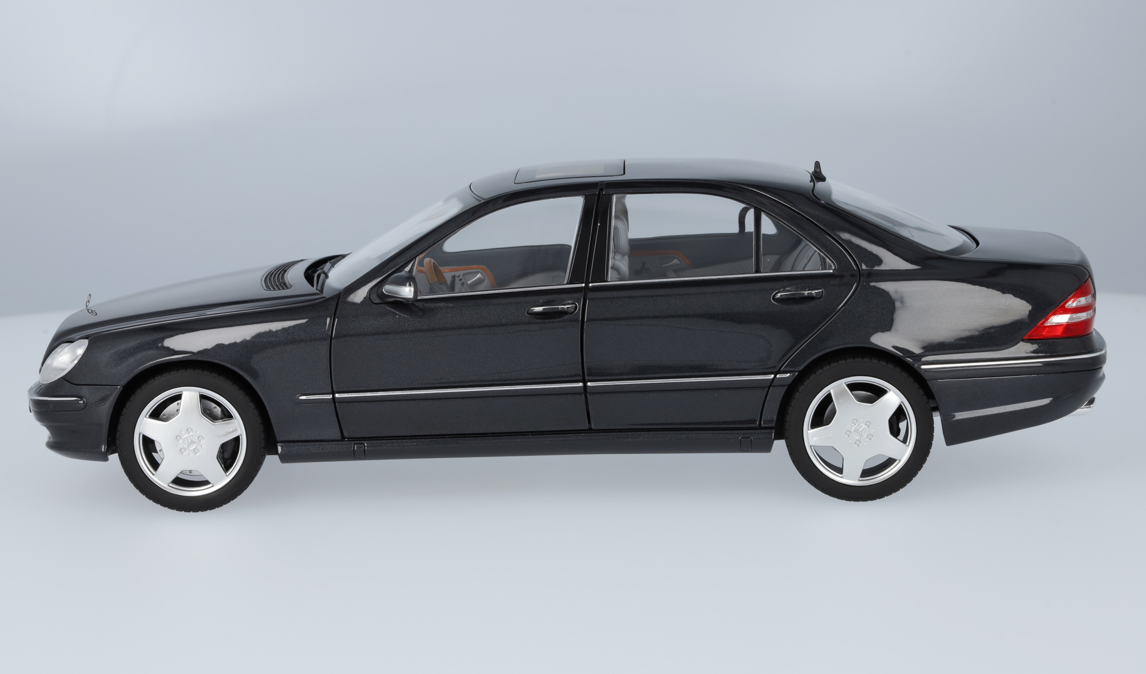 S 55 AMG, V220, (1999–2002) - tektitgrå, Norev, 1:18