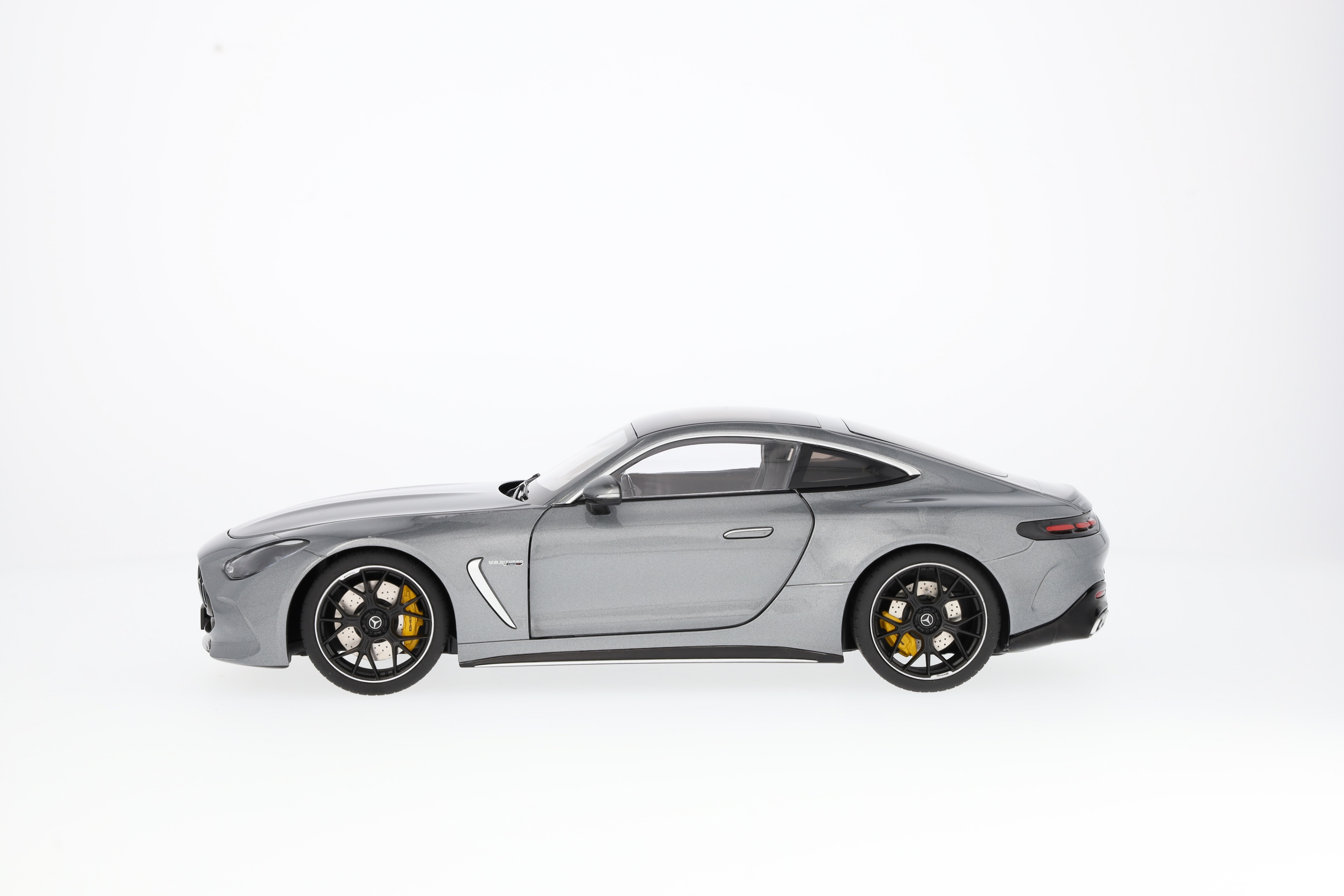 Mercedes-AMG GT 63, C192 - selenitgrå, NZG, 1:18