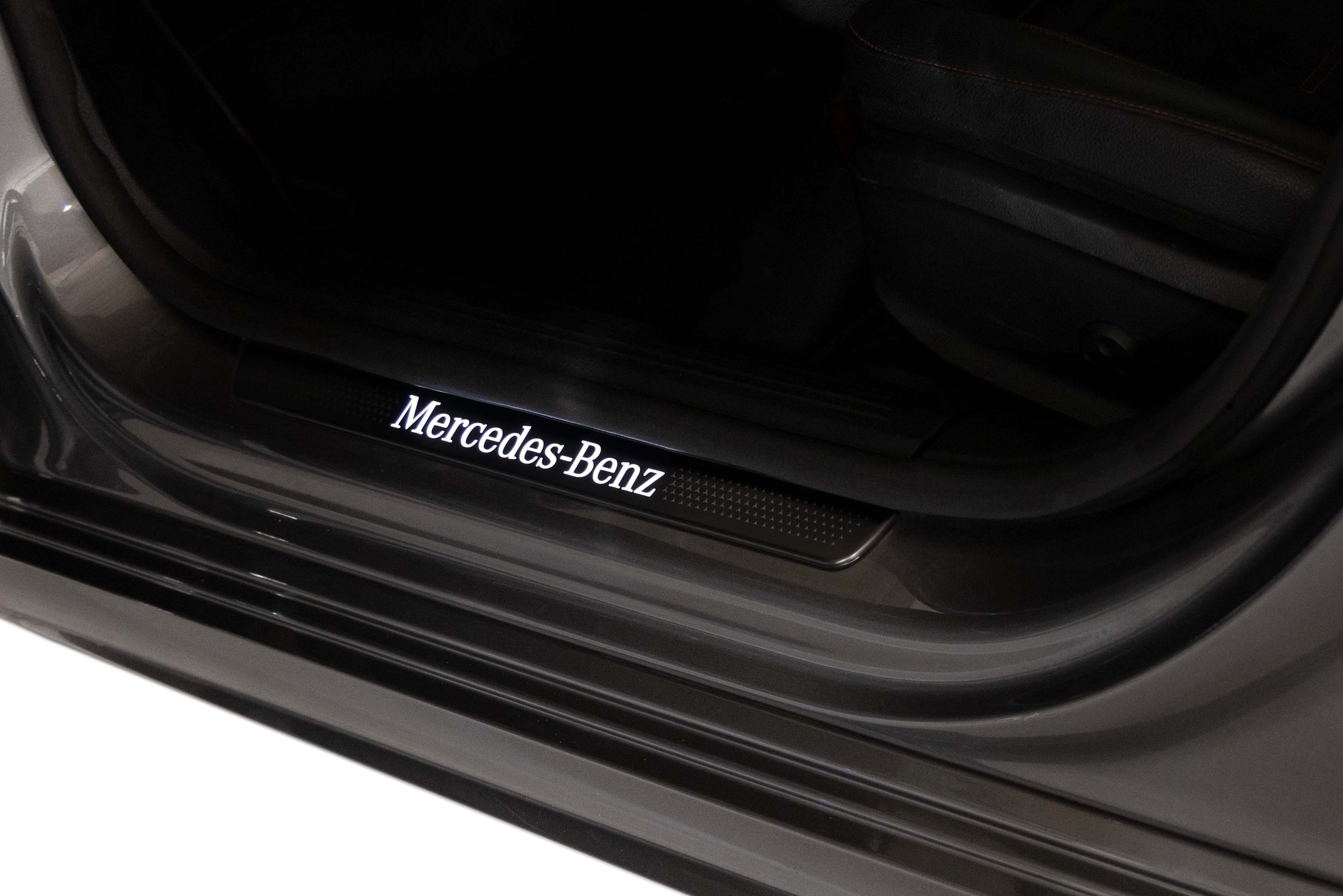 Utbytbart skydd för belyst instegslist, Mercedes-Benz, fram, 2 st., med Mercedes-Benz Pattern - Rostfritt stål, svart / vit