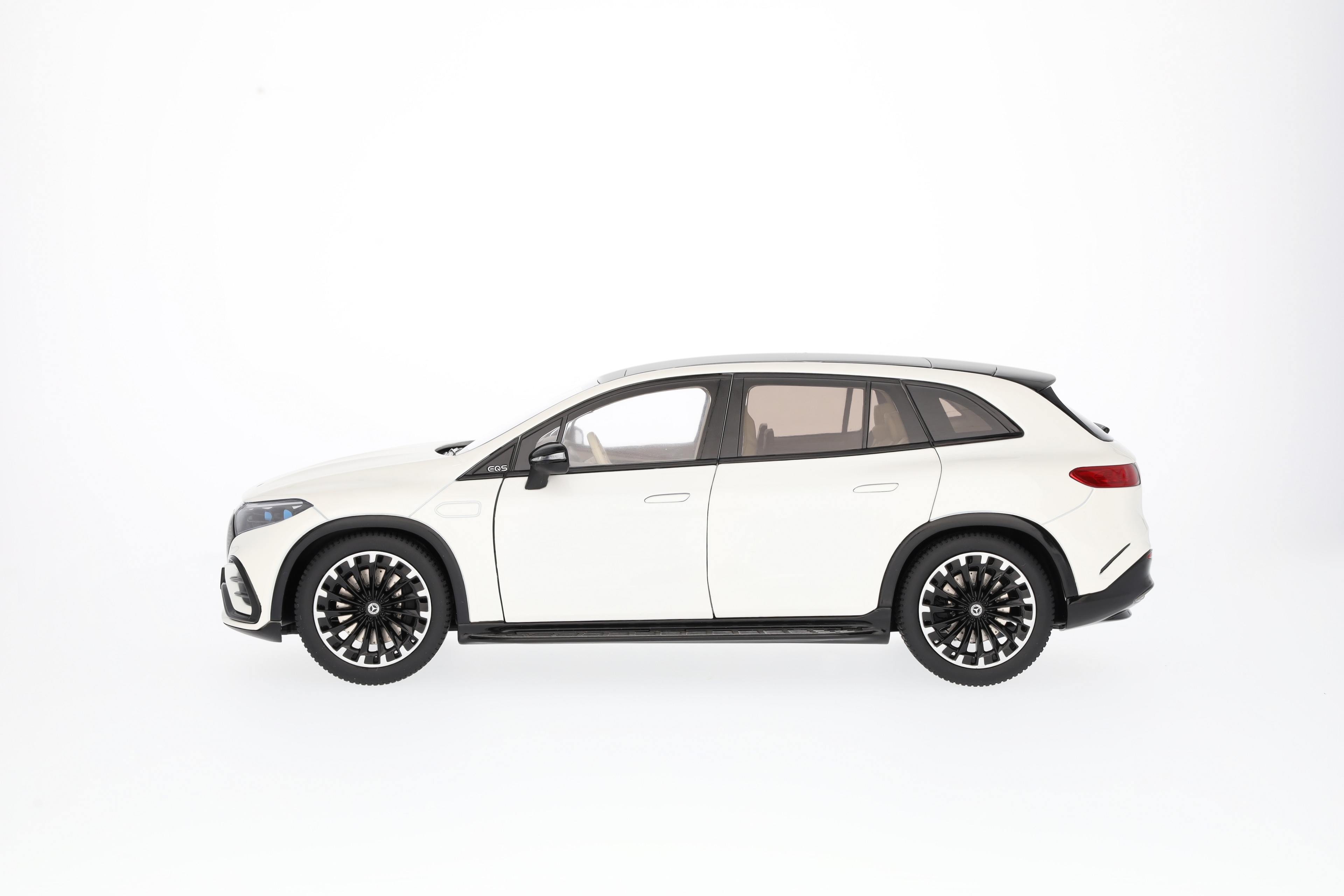 EQS Suv, AMG Line, X296 - G manufaktur diamantvit bright, NZG, 1:18