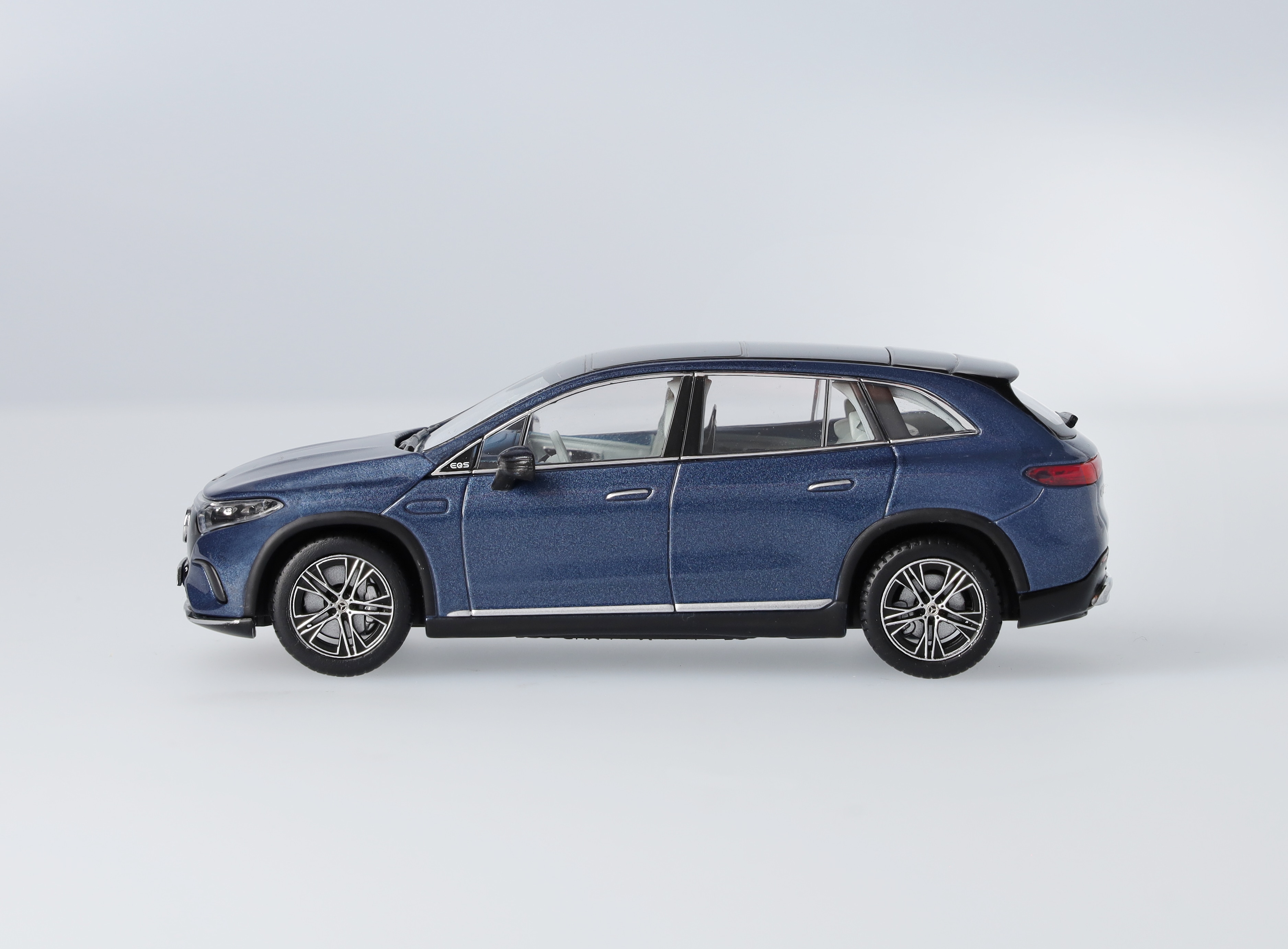 EQS Suv, Electric Art Line, X296 - sodalitblå, Minimax, 1:43