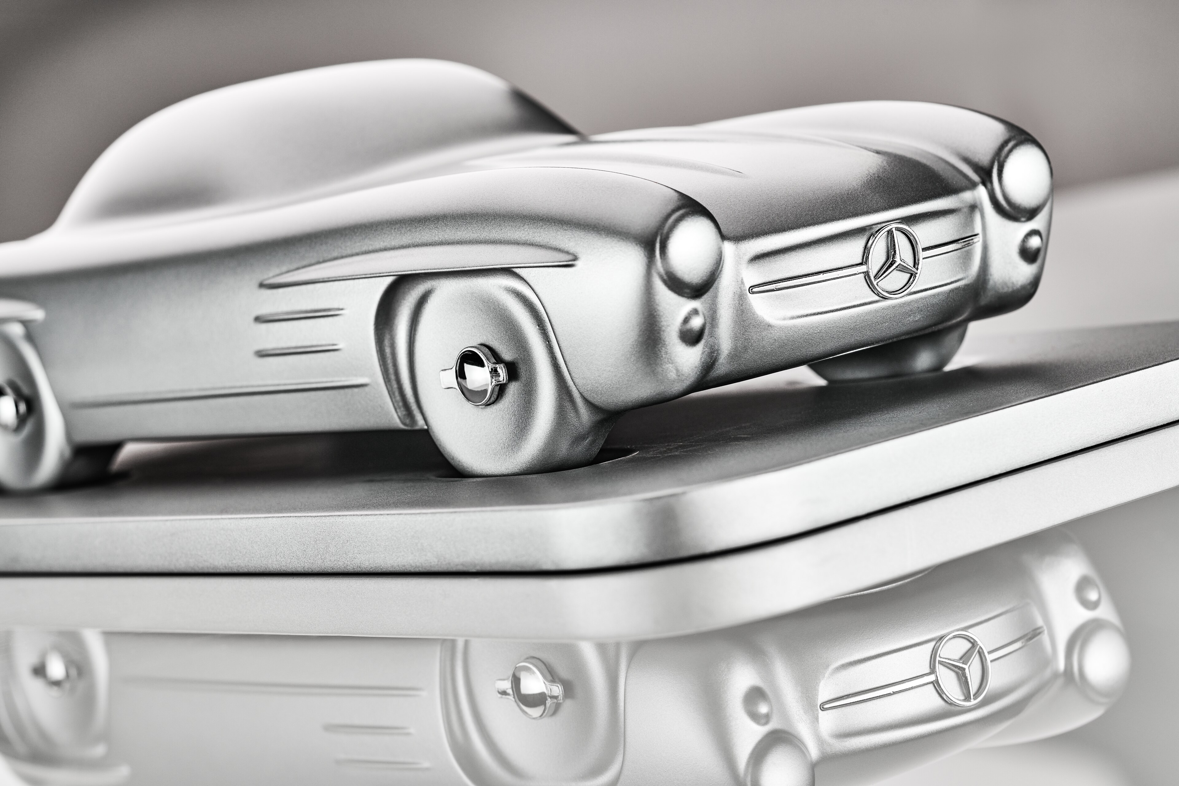 Skulptur 300 SL Coupé W 198 II (1957–1963) - silverfärg, Minichamps, 1:18