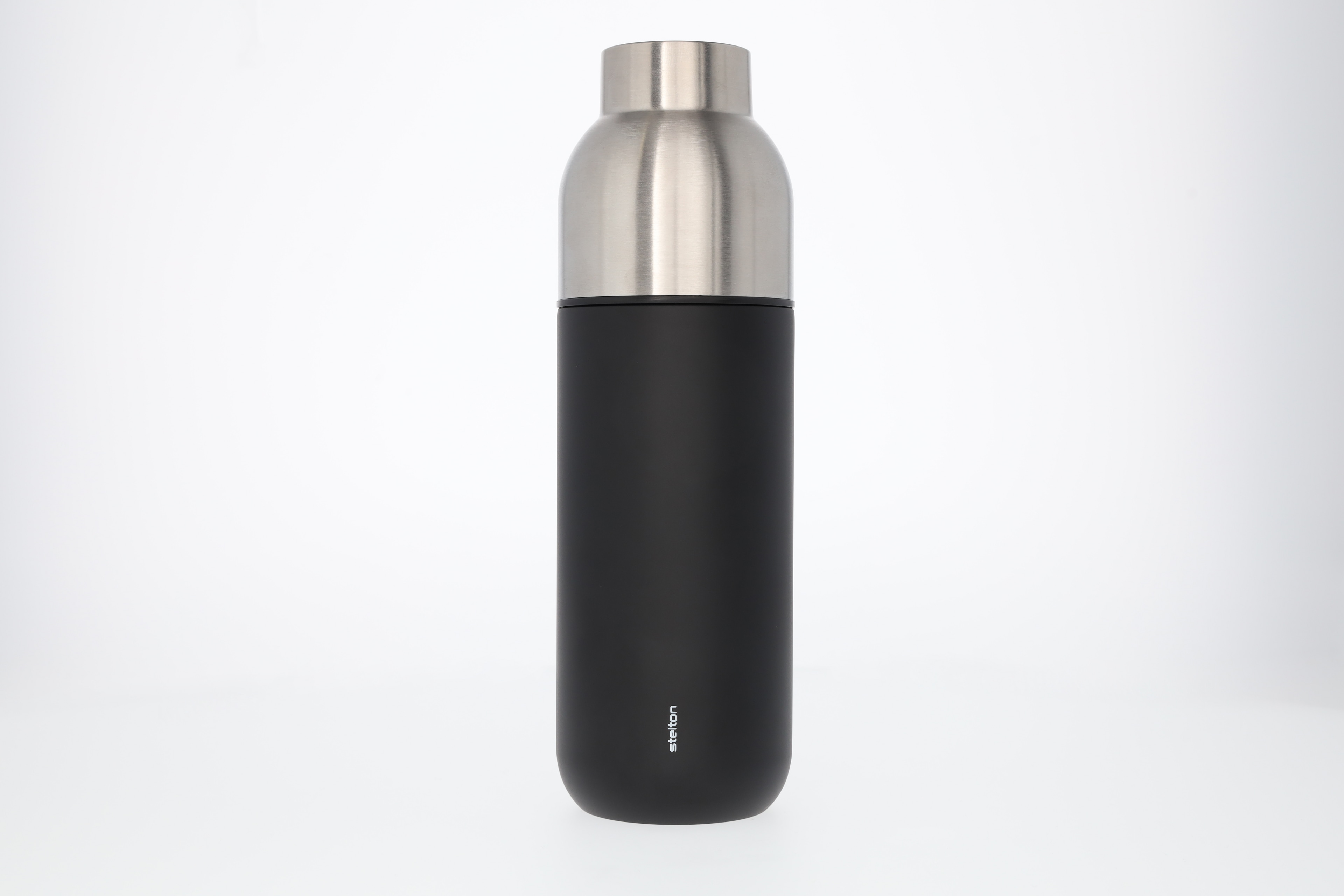 Isolerad flaska med kopp - svart, Rostfritt stål / Polypropylen, Stelton, 750 ml